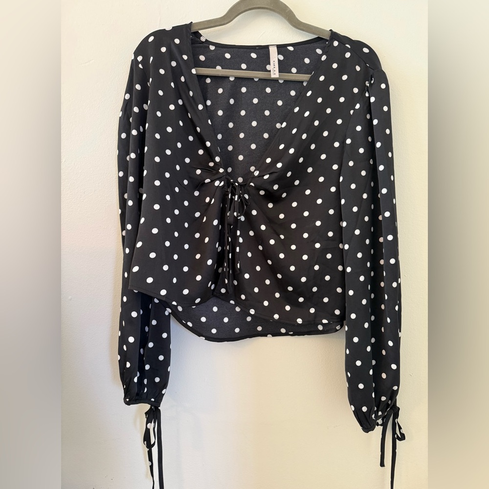 Gilli Clothing long sleeve polka dot tie front top black and white size L